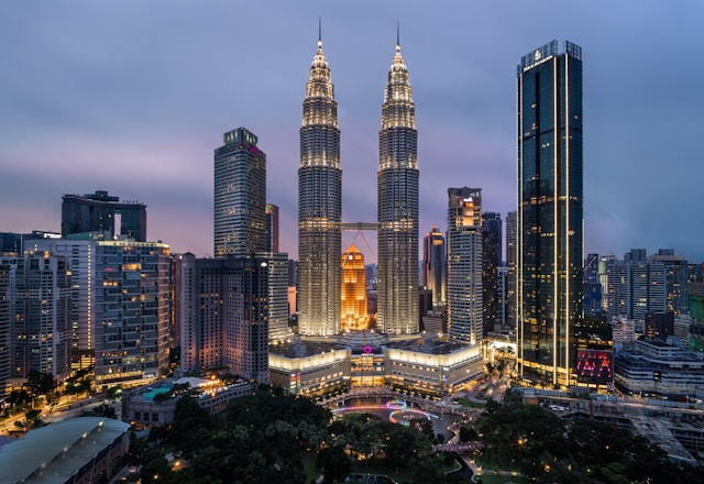 Rio Negro na Amazônia com vegetação densa nas margens