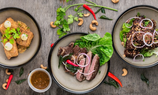 Acarajé sendo preparado com camarão seco e vatapá